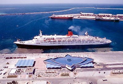 Kreuzfahrtschiff im Hafen von Dubai  Department of Tourism & Commerce Marketing