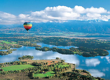 Bayerische Seen - Staffelsee: Heißluftballon über dem Blauen Land - Bildquelle: Tourist Info Murnau - Josef Beck