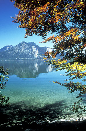 Herbst am Walchensee - im Hintergrund der Herzogstand - Bildquelle: Tölzer Land Tourismus - Hans Peter Schöne