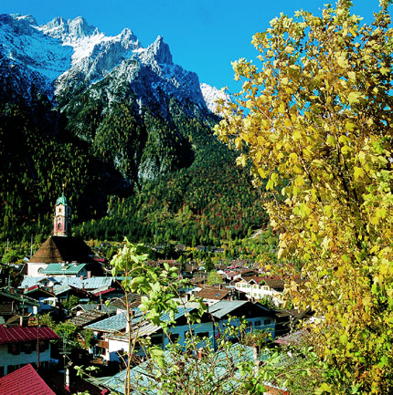 Die Bayerischen Alpen - Mittenwald mit Karwendelgebirge - Bildquelle: BAYERN TOURISMUS Marketing GmbH