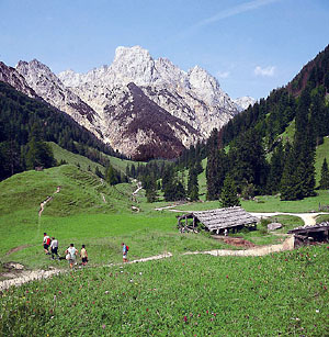 Wanderungen - Wanderer vor der Bindalm - Kurdirektion des Berchtesgadener Landes - Foto: Storto