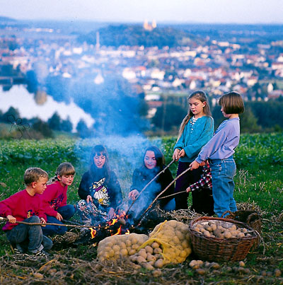 Kinder am Lagerfeuer  - Bildquelle "Tourismusverband Ostbayern"