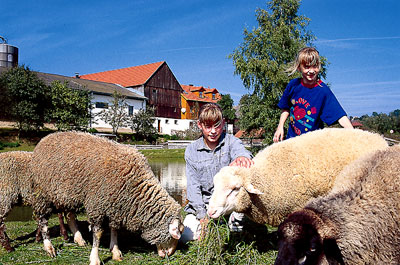 Kinder mir Schafen  - Bildquelle "Tourismusverband Ostbayern"