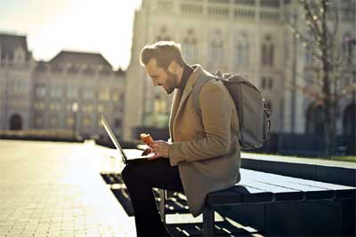 Packen für Wochenendreisen - Quelle: https://www.pexels.com/photo/men-s-brown-coat-842912/